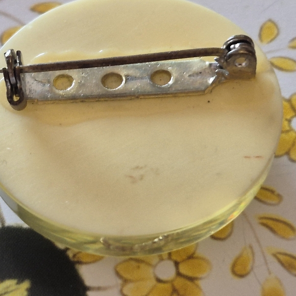 Seahorse Resin Paperweight - Cream - Picture 5 of 7